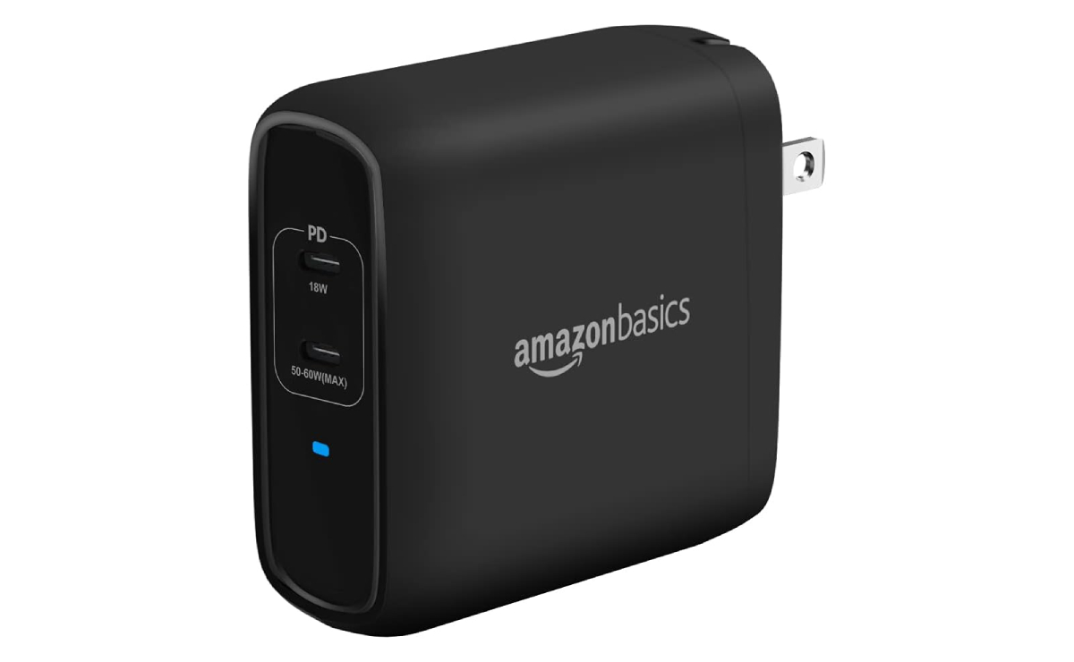 Cargador de pared Amazon Basic (GaN) de 68 W con fondo blanco.