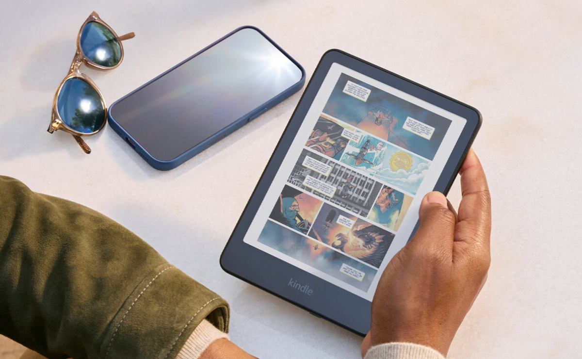 Una persona usa el Kindle Colorsoft de 16 GB.
