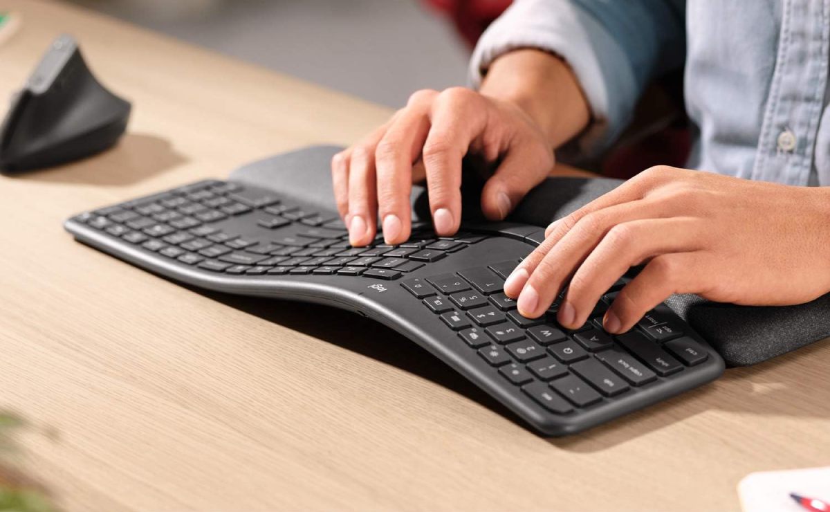 Persona usa el teclado inalámbrico ERGO K860.