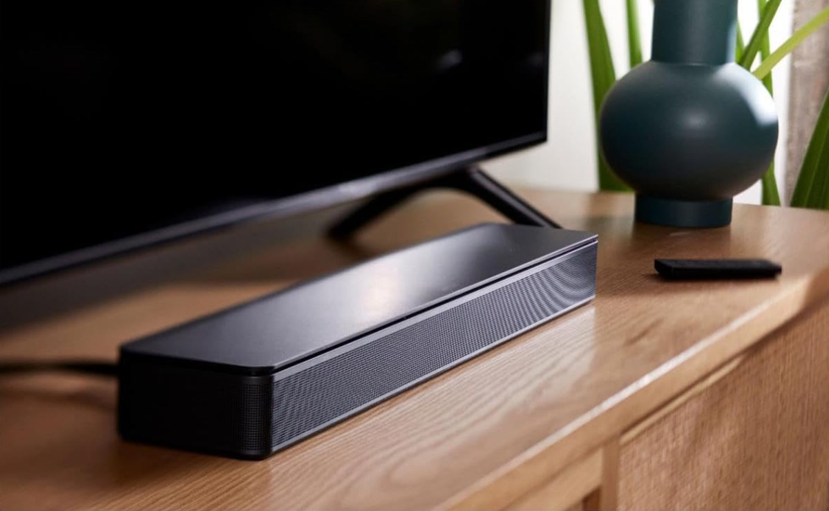 Soundbar Bose TV Speaker colocada en un mueble.