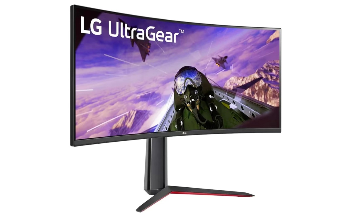 Monitor gaming LG UltraGear de 34 pulgadas sobre un fondo blanco.