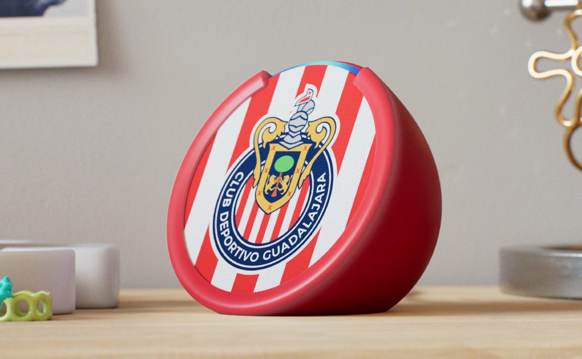 Echo Pop Chivas Edición Limitada sobre un mueble.