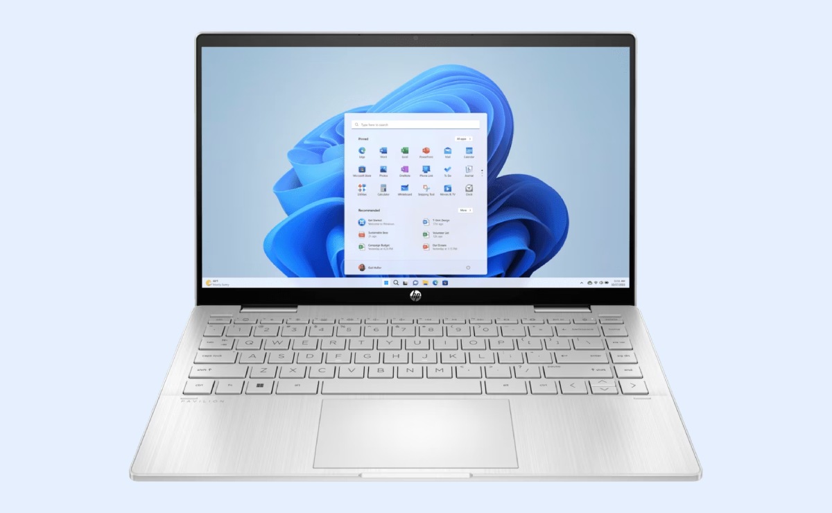 HP Pavilion x360 14-ek1013la (B69KKLA) sobre fondo azul. 