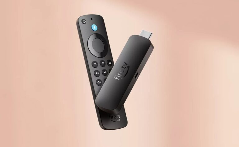 Fire TV Stick 4K Select sobre un fondo naranja.