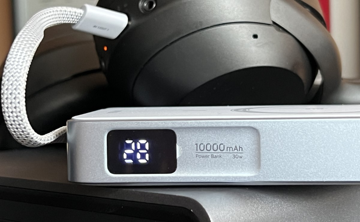 Power bank UGREEN MagFlow con certificación Qi2 25W.