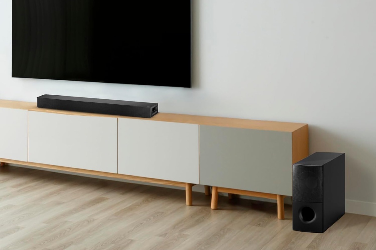 Barra de sonido LG SH5A instalada en una sala. 