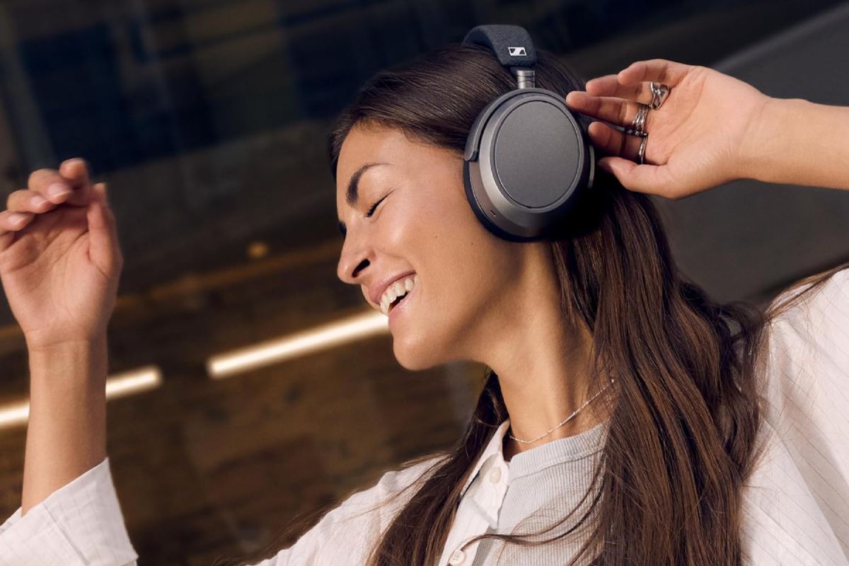 Una joven utiliza los Sennheiser Momentum 4.