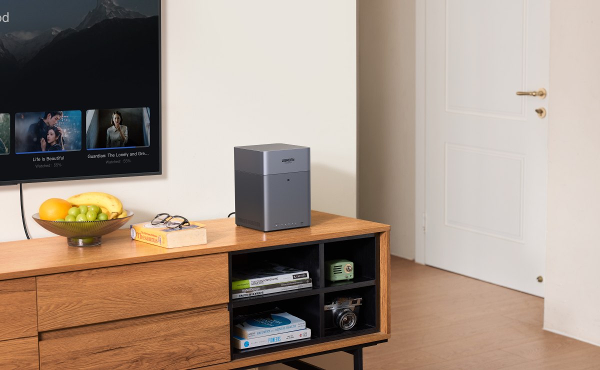 UGREEN NASync DH4300 Plus en una sala. 