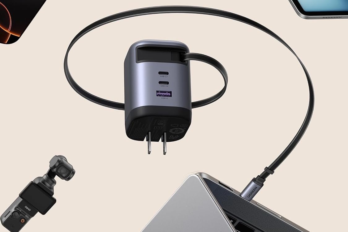 Cargador UGREEN de 100 W y tres puertos adicionales.  