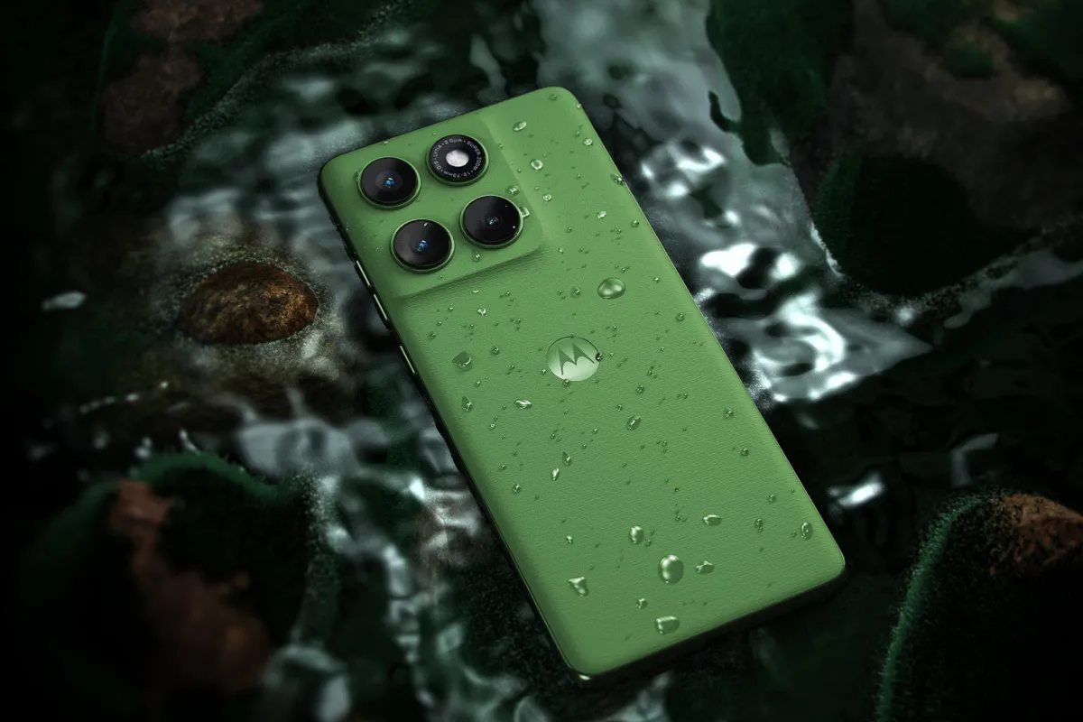 Motorola Edge 60 en color Verde Shamrock.