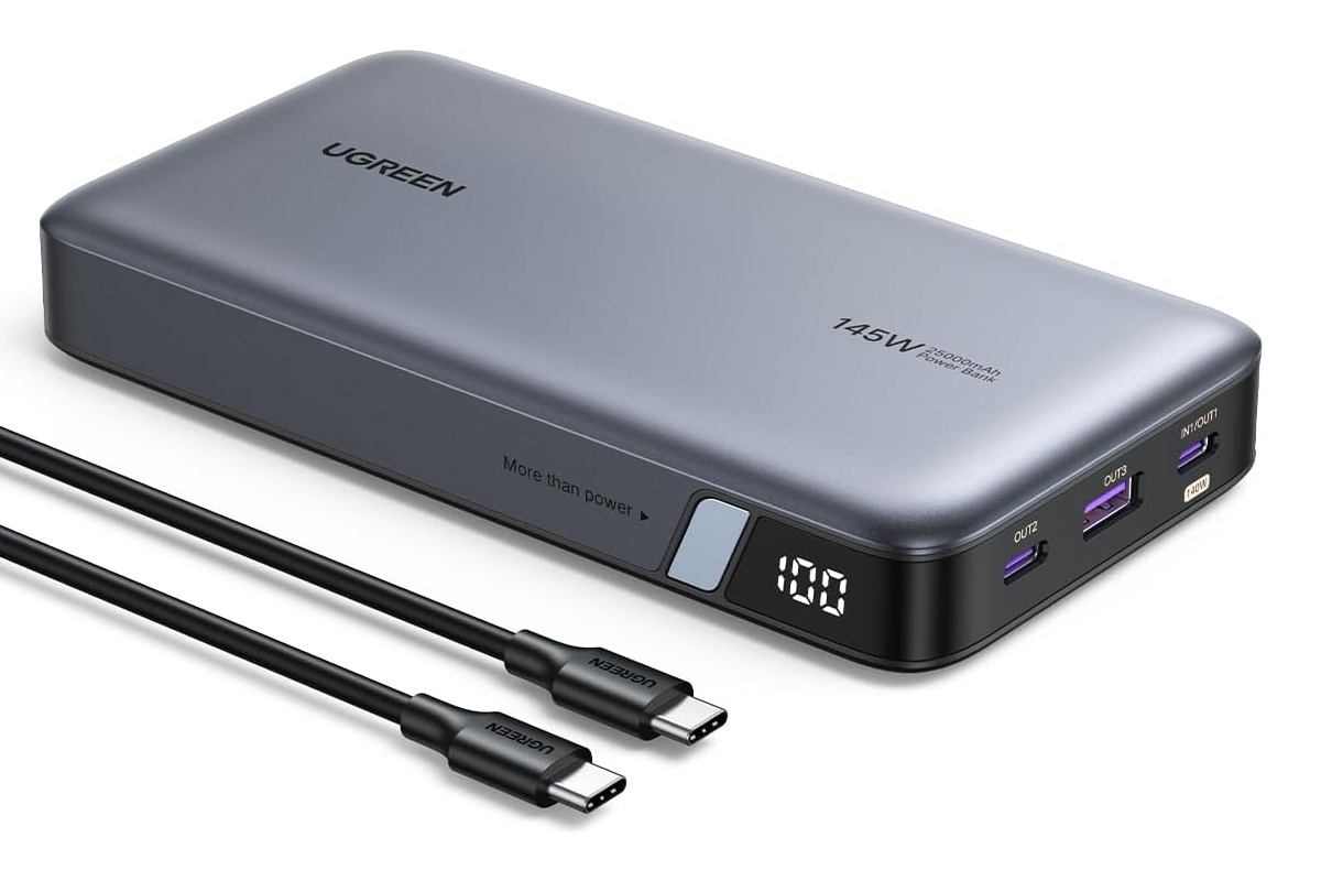 Power bank UGREEN de 25,000 mAh sobre un fondo blanco.