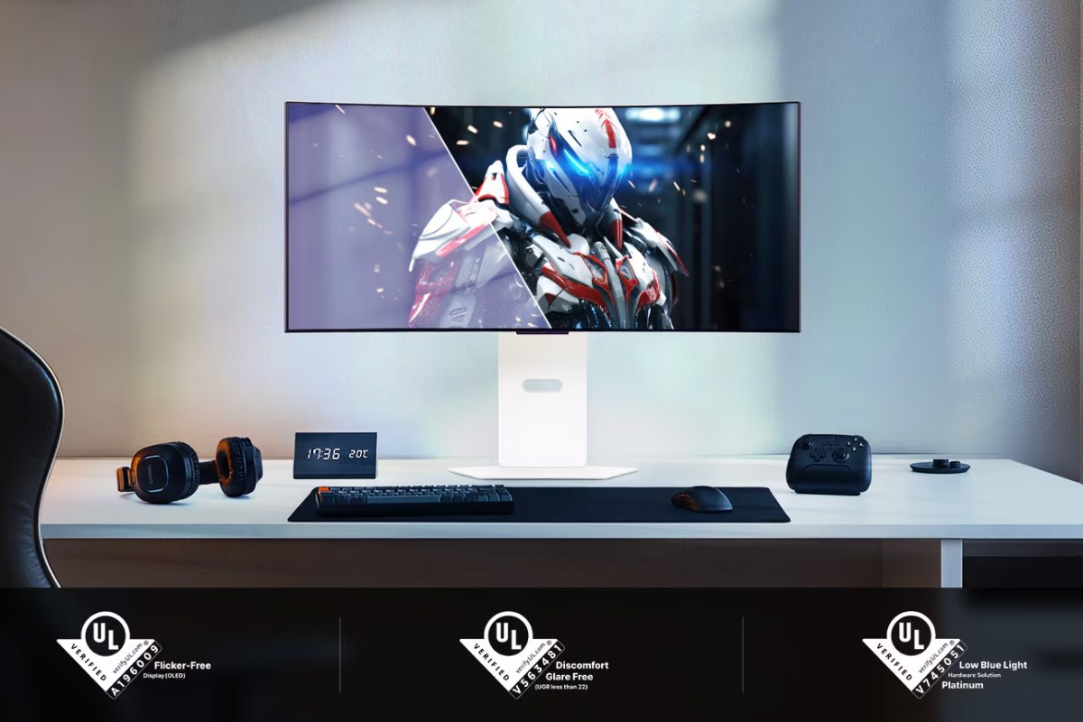 Monitor LG UltraGear OLED GX9s sobre un escritorio.