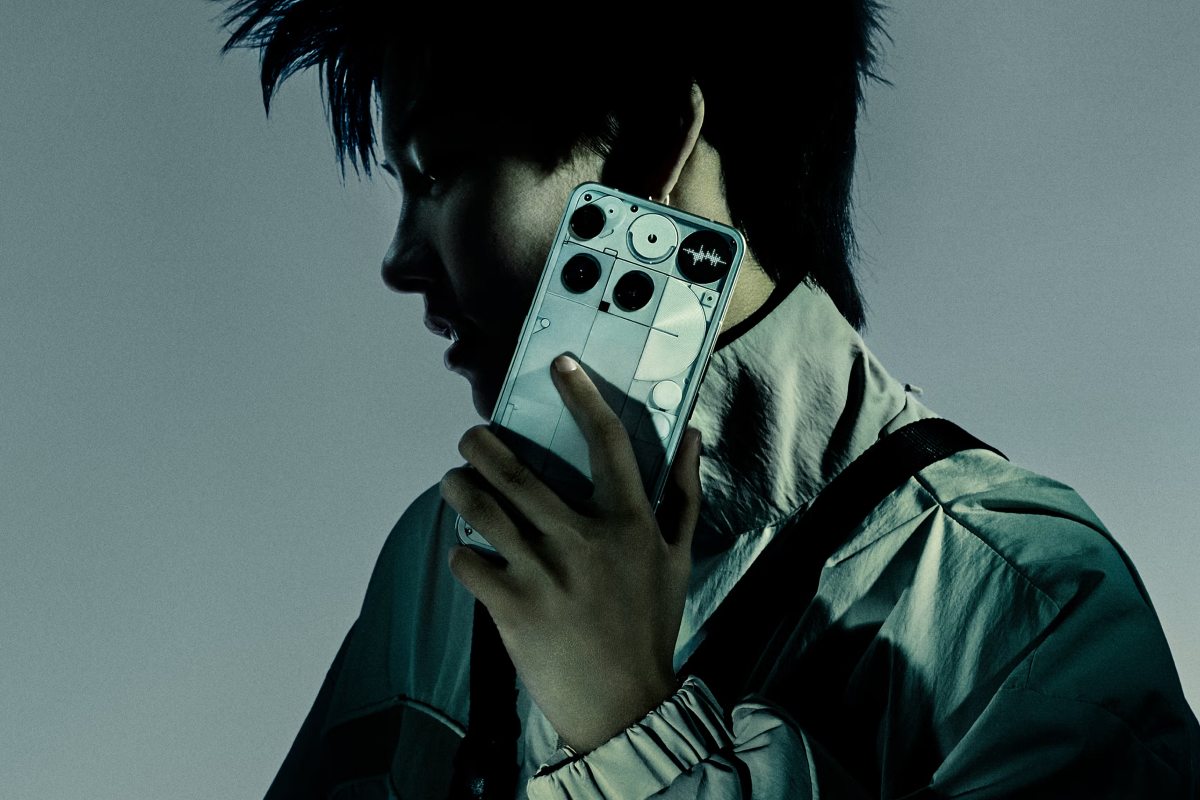 Persona contesta una llamada en el Nothing Phone (3).