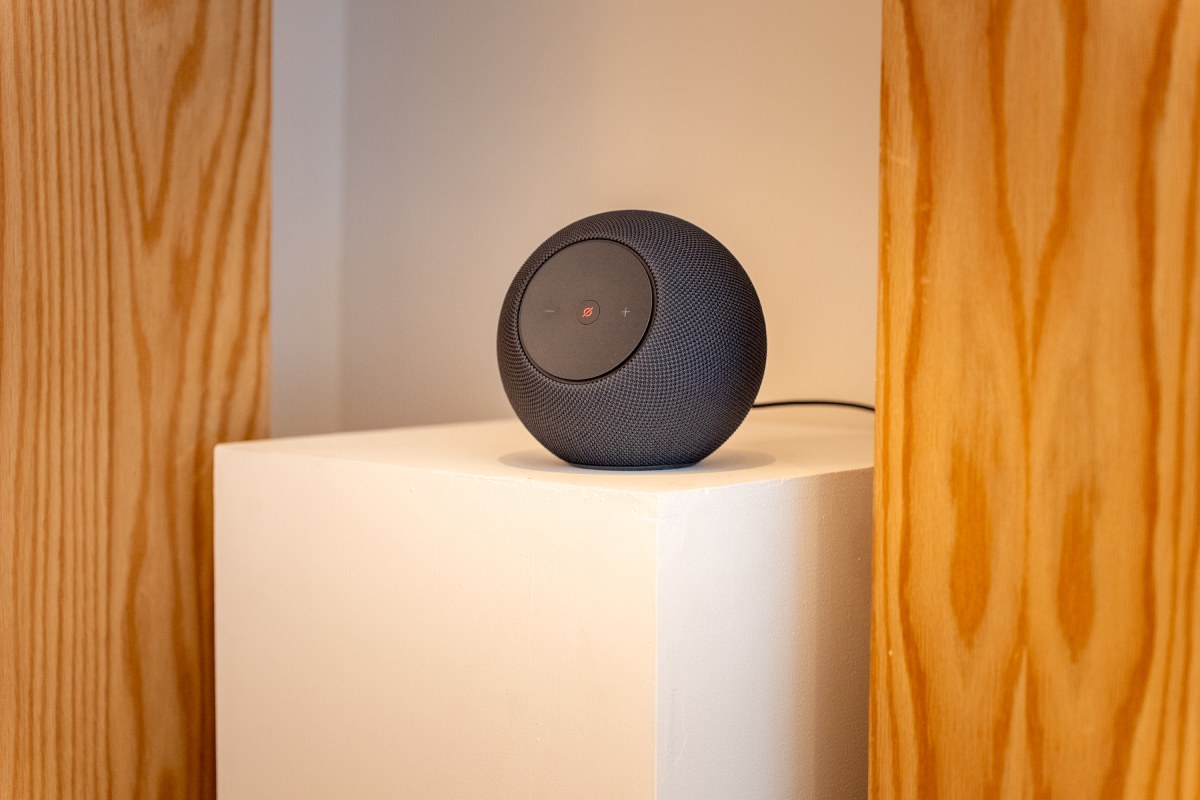 Amazon Echo Dot Max en color negro. 