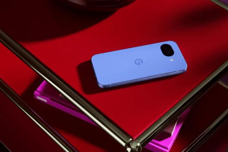 Google Pixel 10a sobre una superficie roja.