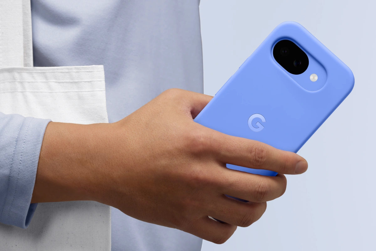Persona sostiene el Google Pixel 10a.