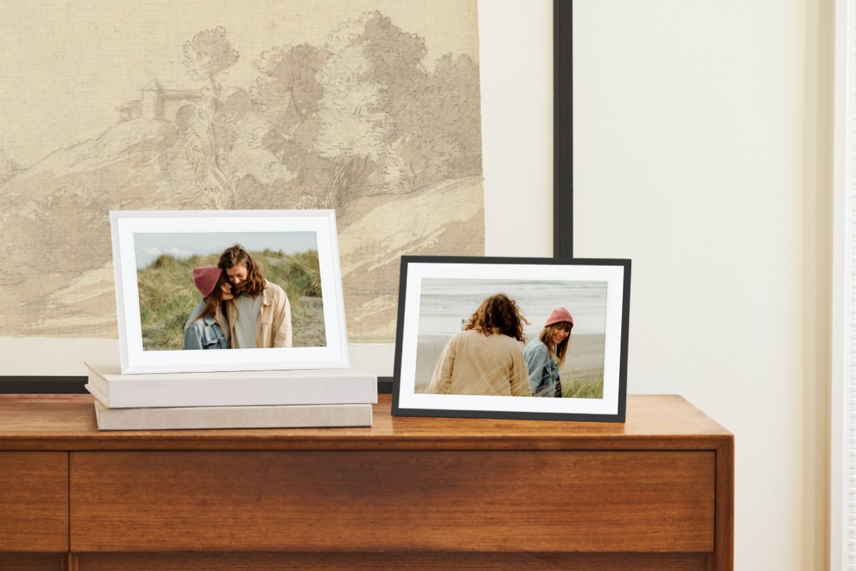 Marco digital de la marca Aura sobre un mueble. 