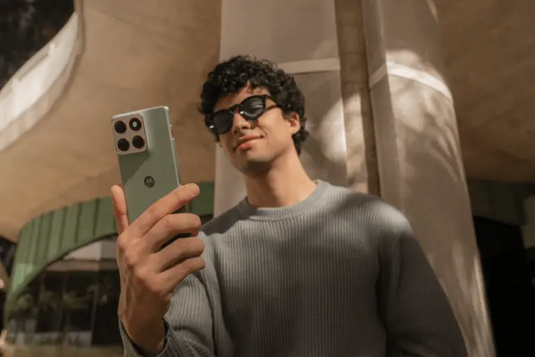 Joven está usando el Motorola Edge 70.