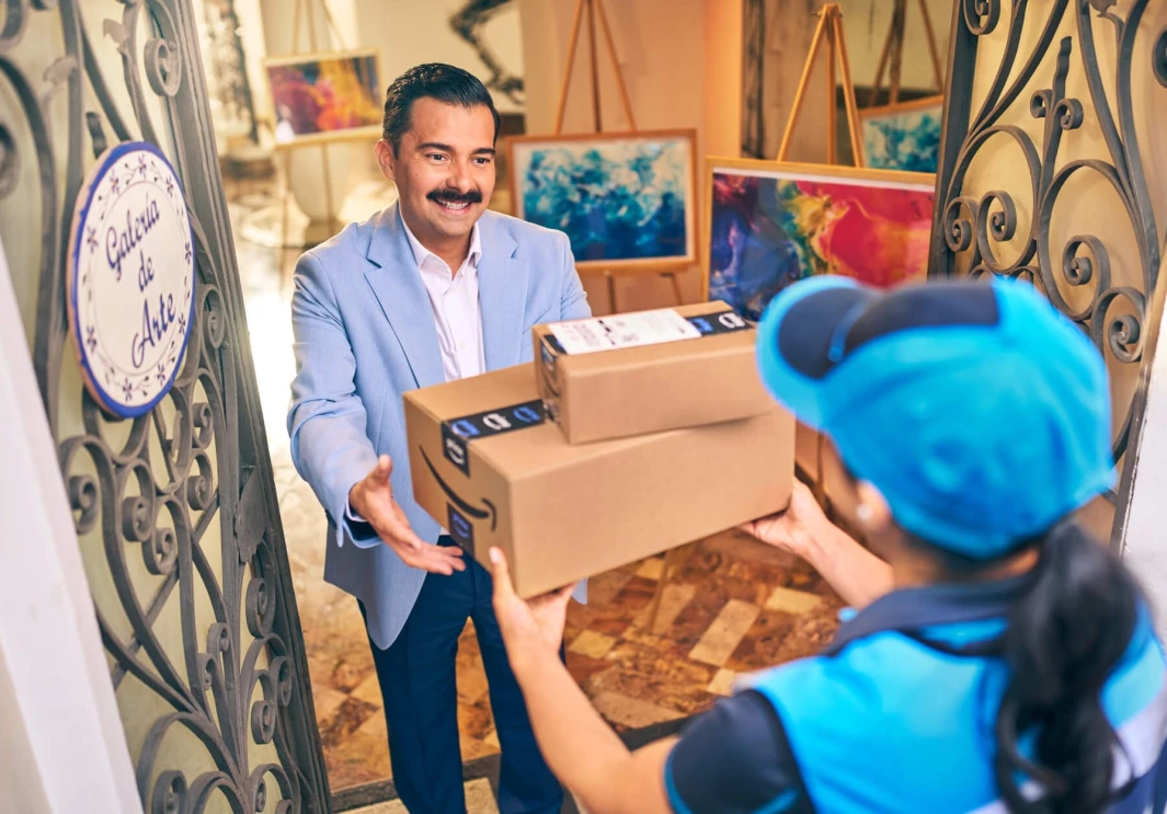 Repartidor de Amazon entrega una serie de paquetes.