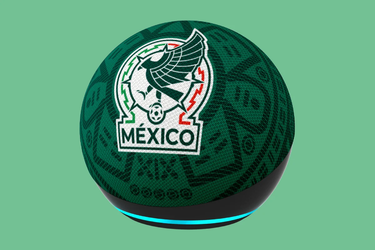 Echo Dot de edición limitada de la Selección Nacional sobre un fondo verde.