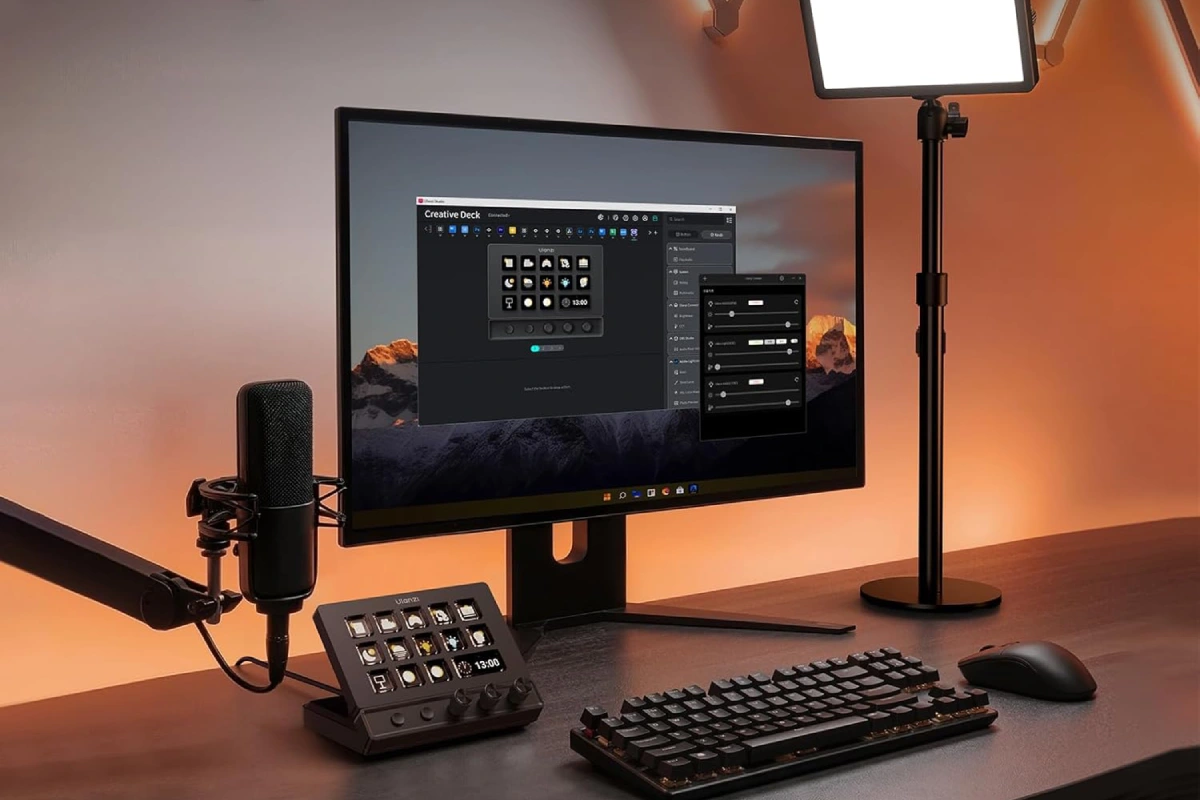 Multiestación Ulanzi D200X sobre un escritorio de trabajo.