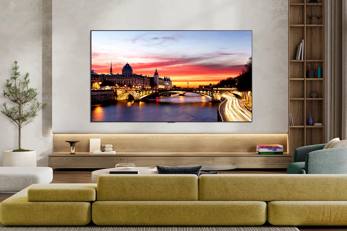 Pantalla LG OLED evo AI C6 colocada en una sala de entretenimiento.