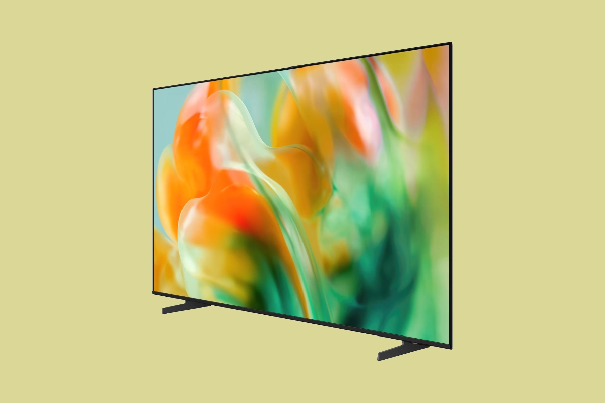 Samsung Mini LED M80HAF 4K Vision AI sobre un fondo verde.
