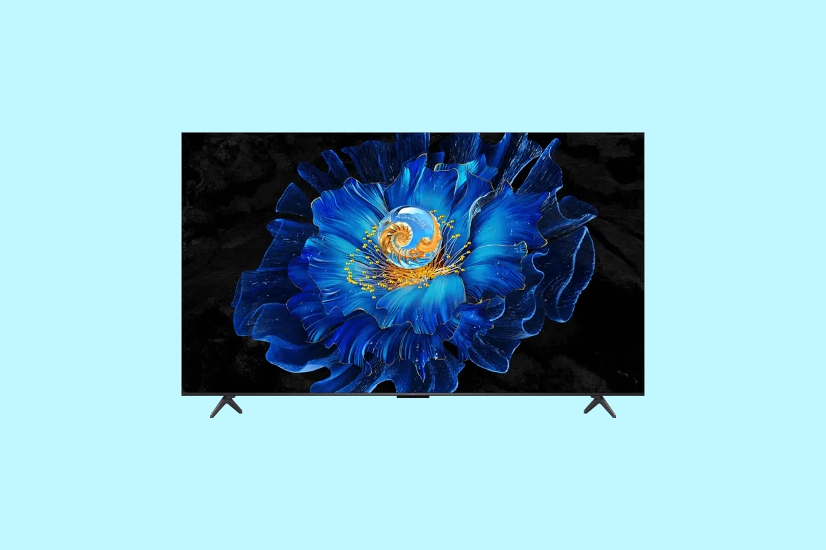 Pantalla TCL QM5K sobre un fondo azul.